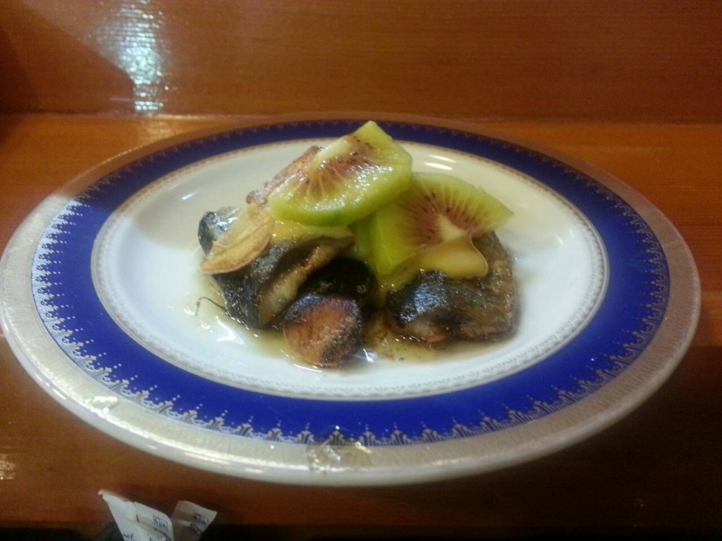 1381821405724サンマ・キィウイ・ニンニクのオリーブソテイ20131014